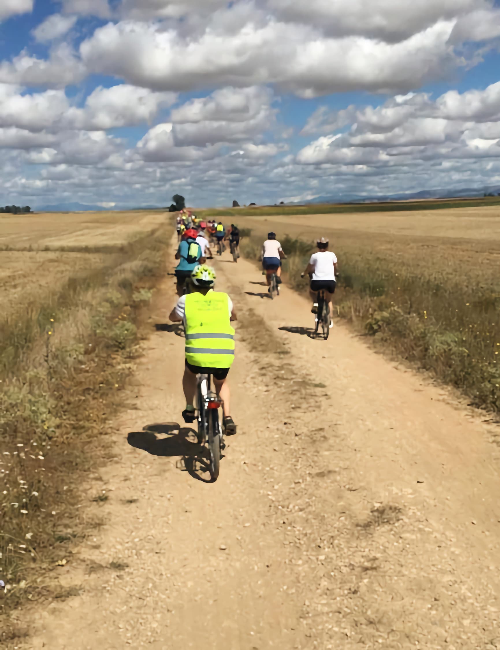 grupo de ciclistas en camino de tierra